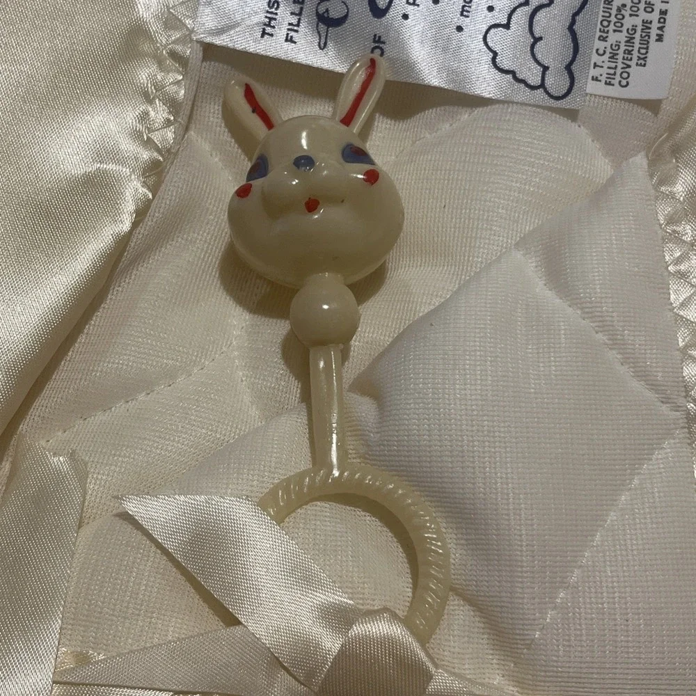 NOS Vtg 50s CelaCloud Baby Crib Blanket Cream Satin Trim Quilted w/Bunny Rattle